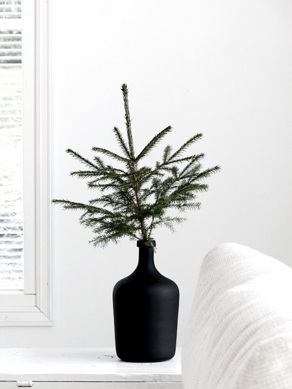 minimalist christmas decor | how to decorate your home for christmas | christmas decor ideas | christmas wreath ideas | how to decorate for christmas | the best christmas decor | the best christmas decorations | minimal Christmas décor | how to decorate an apartment for Christmas | decorating small spaces for Christmas | how to decorate a small apartment for Christmas | minimalist holiday décor | 