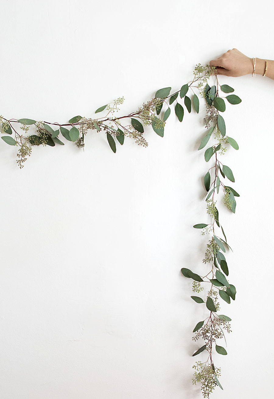 minimalist christmas decor | how to decorate your home for christmas | christmas decor ideas | christmas wreath ideas | how to decorate for christmas | the best christmas decor | the best christmas decorations | minimal Christmas décor | how to decorate an apartment for Christmas | decorating small spaces for Christmas | how to decorate a small apartment for Christmas | minimalist holiday décor | christmas garland inspiration |