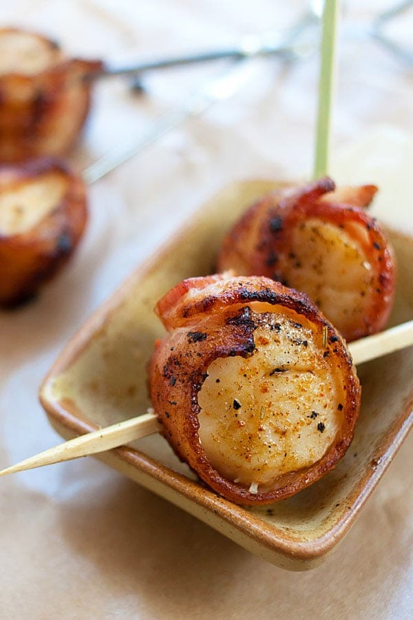 bacon wrapped scallops, scallops wrapped in bacon recipe, grilled bacon scallops, tailgating food, what to make for the super bowl, super bowl party food, best food to make for the super bowl, best food for football parties, game day food ideas, 