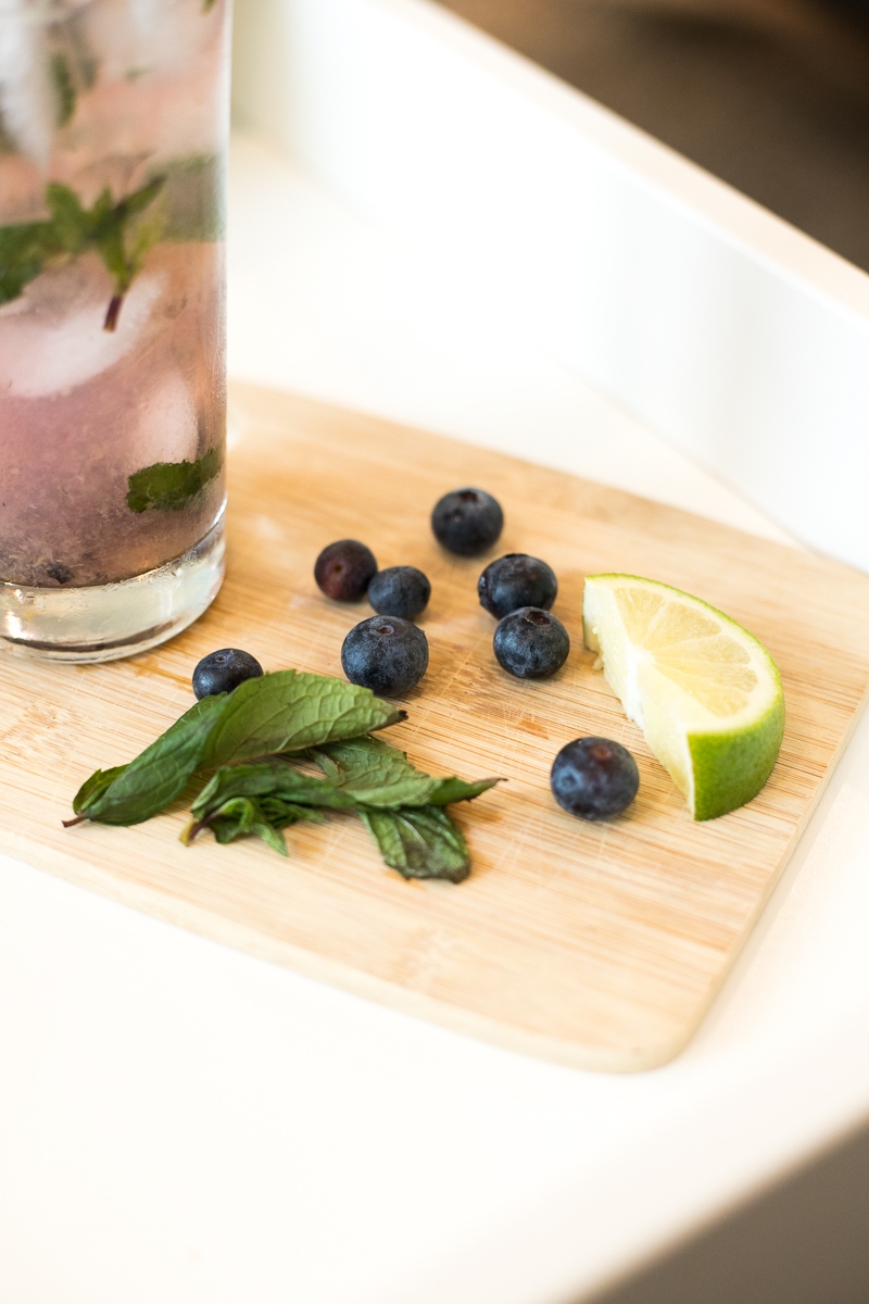 blueberry mojito recipe | the best mojito recipe | blueberry mojito cocktail recipe | the best summer cocktails | best cocktails for summer |